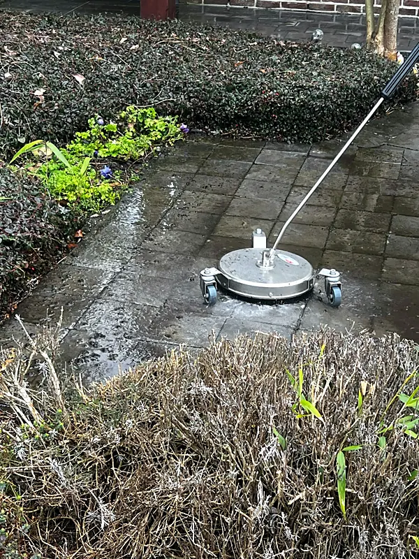 Oppervlaktereiniger op een terras