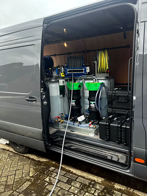 Bedrijfsbus met eigen osmose- en hogedrukinstallatie